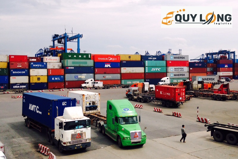 Vận chuyển hàng hóa trong cảng Cát Lái