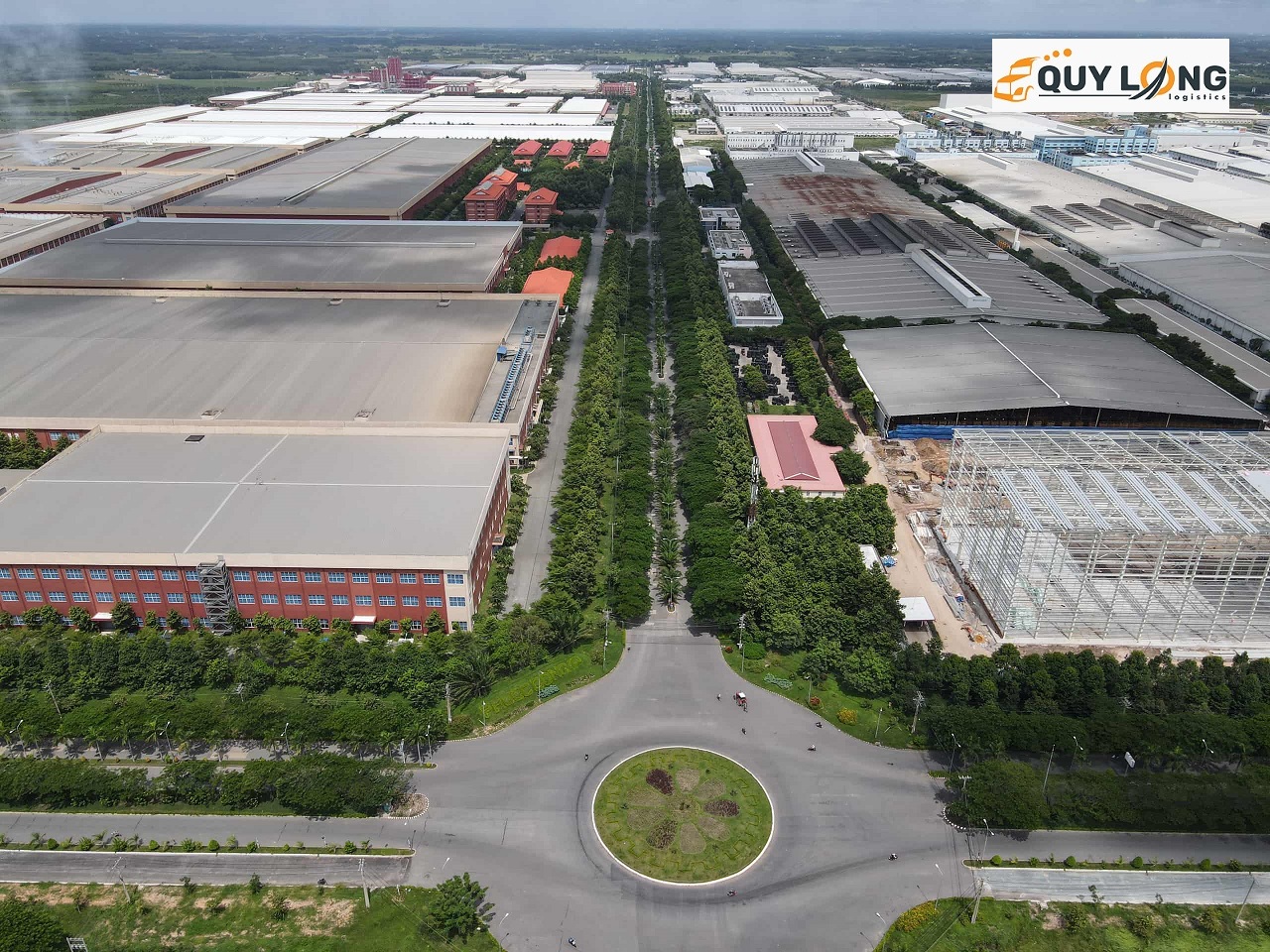 Đường sá rộng lớn bên trong giúp việc vận chuyển hàng hóa khu công nghiệp Phước Đông Tây Ninh vô cùng thuận lợi.